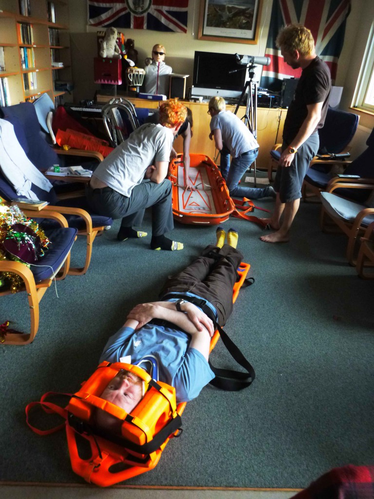 Search & Rescue indoor practice: testing restraint in the spinal board and assembly of the stretcher.
